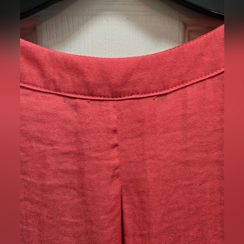 Vera Wang, Women's V-Neck Coral Short Sleeve Top. Med. - Picture 10 of 16